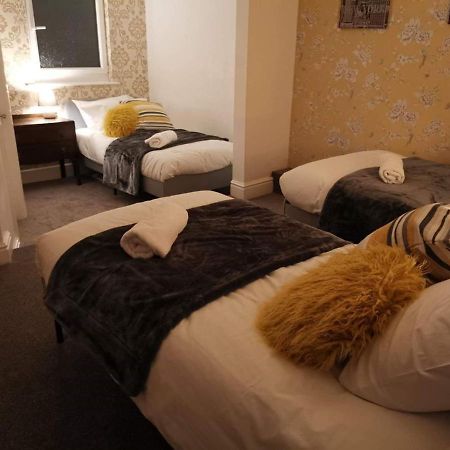 Corner House, Sleeps 8 In 4 Bedrooms, Near Train Station, Great Value! Manchester Exteriér fotografie