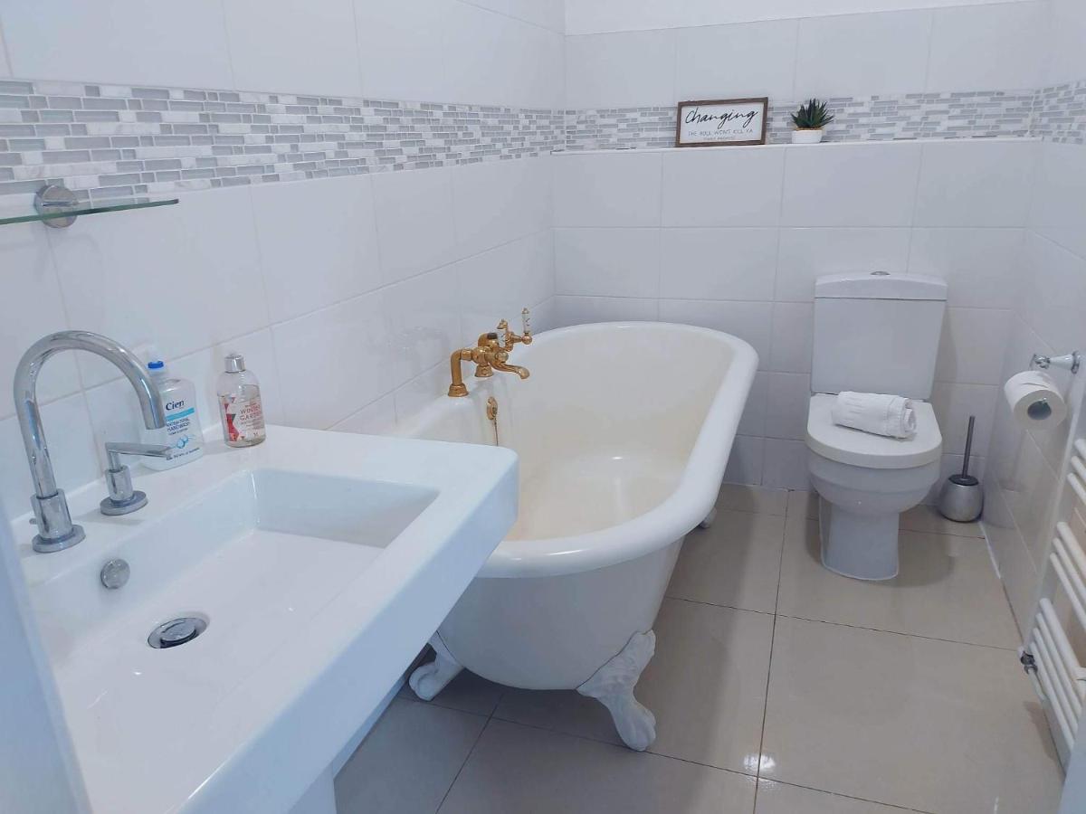 Corner House, Sleeps 8 In 4 Bedrooms, Near Train Station, Great Value! Manchester Exteriér fotografie