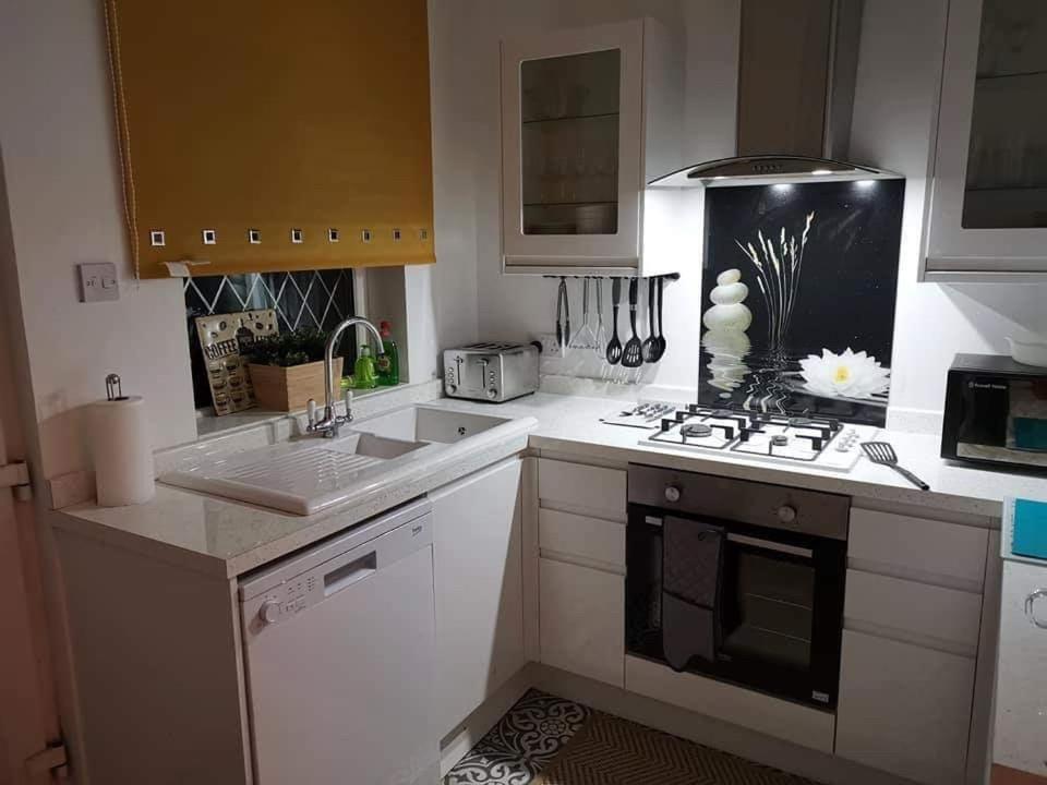 Corner House, Sleeps 8 In 4 Bedrooms, Near Train Station, Great Value! Manchester Exteriér fotografie