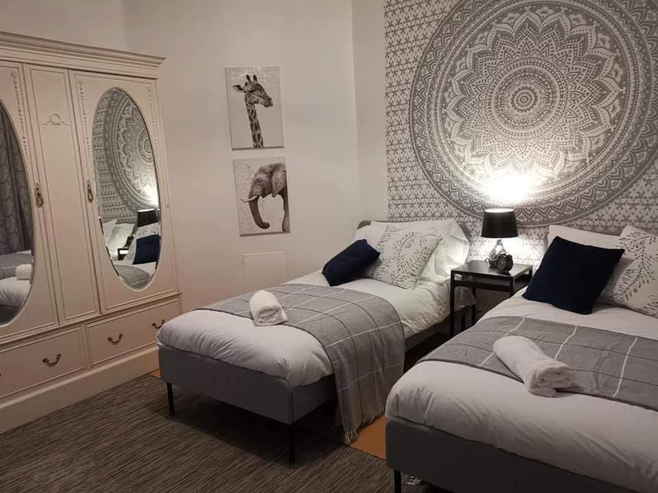 Corner House, Sleeps 8 In 4 Bedrooms, Near Train Station, Great Value! Manchester Exteriér fotografie