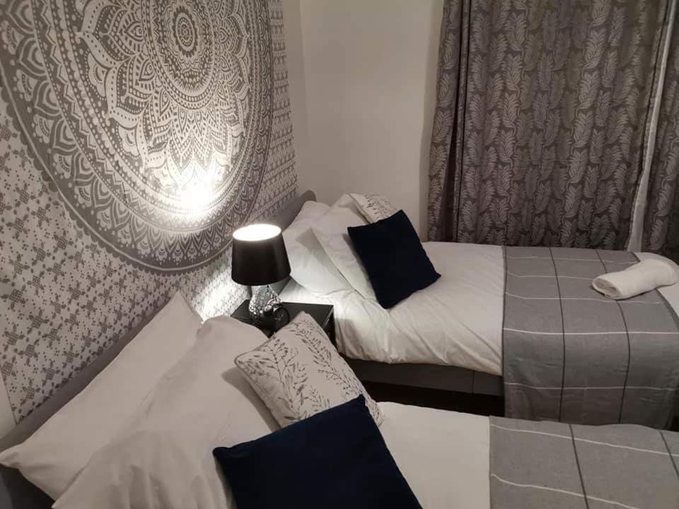 Corner House, Sleeps 8 In 4 Bedrooms, Near Train Station, Great Value! Manchester Exteriér fotografie
