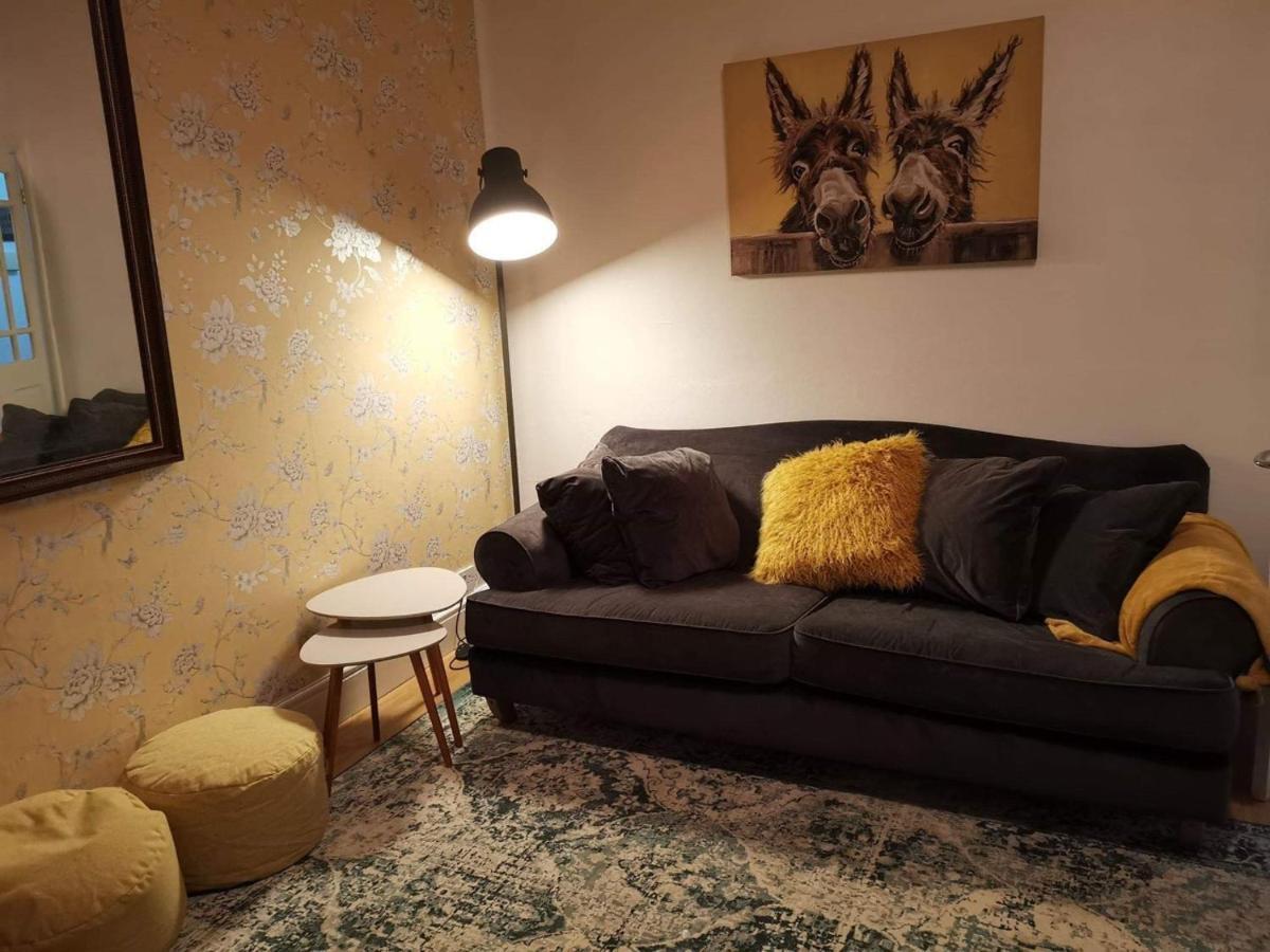 Corner House, Sleeps 8 In 4 Bedrooms, Near Train Station, Great Value! Manchester Exteriér fotografie