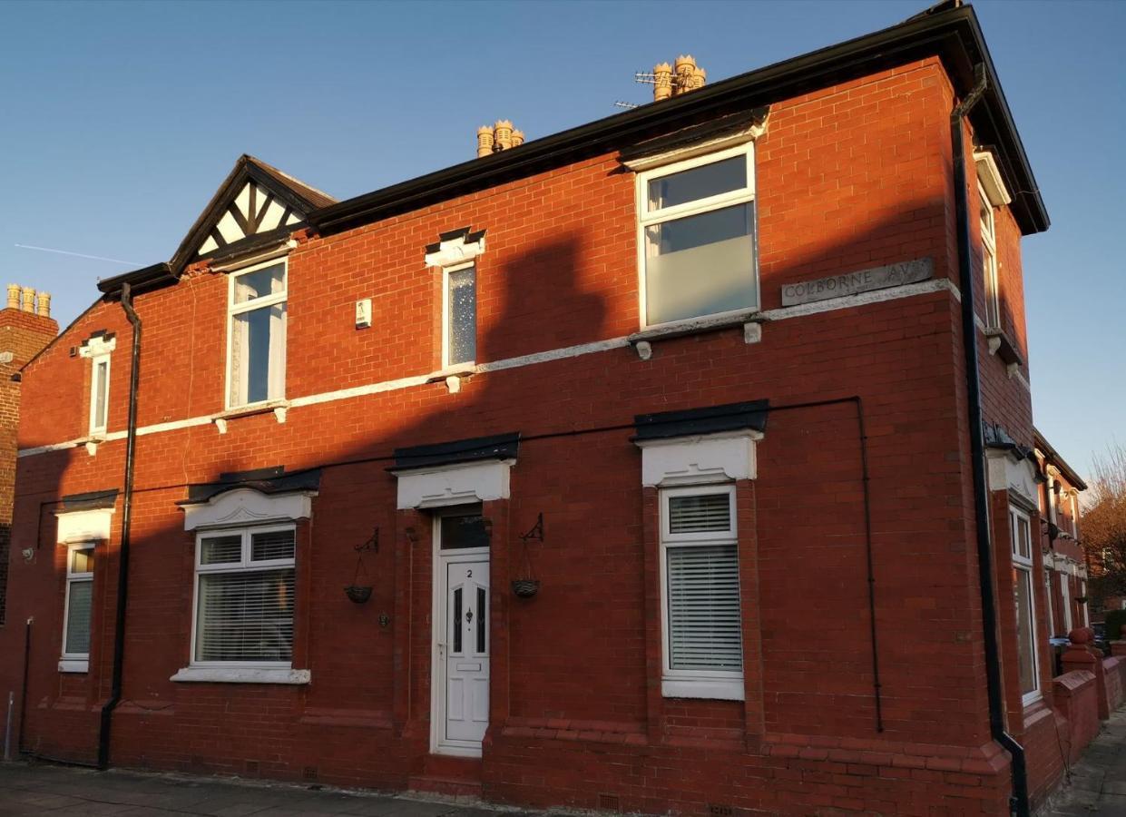 Corner House, Sleeps 8 In 4 Bedrooms, Near Train Station, Great Value! Manchester Exteriér fotografie